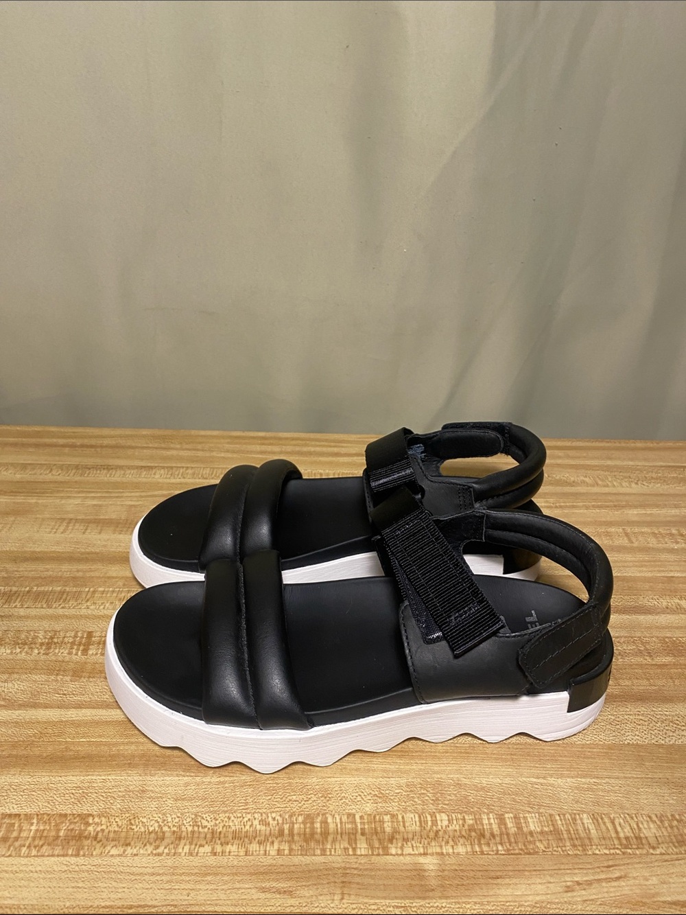 Sorel Women’s Vibe Scalloped Platform Puffed Strap Black Adjustable Sandals 9